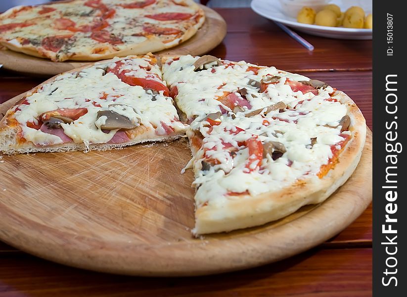 Very tasty pizzas served on wooden cymbal