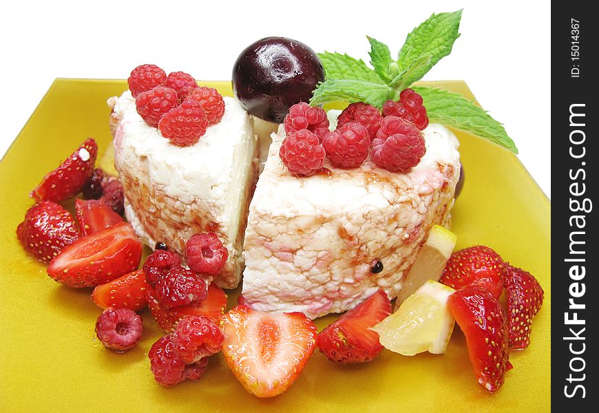 Fruit dessert with dairy pudding