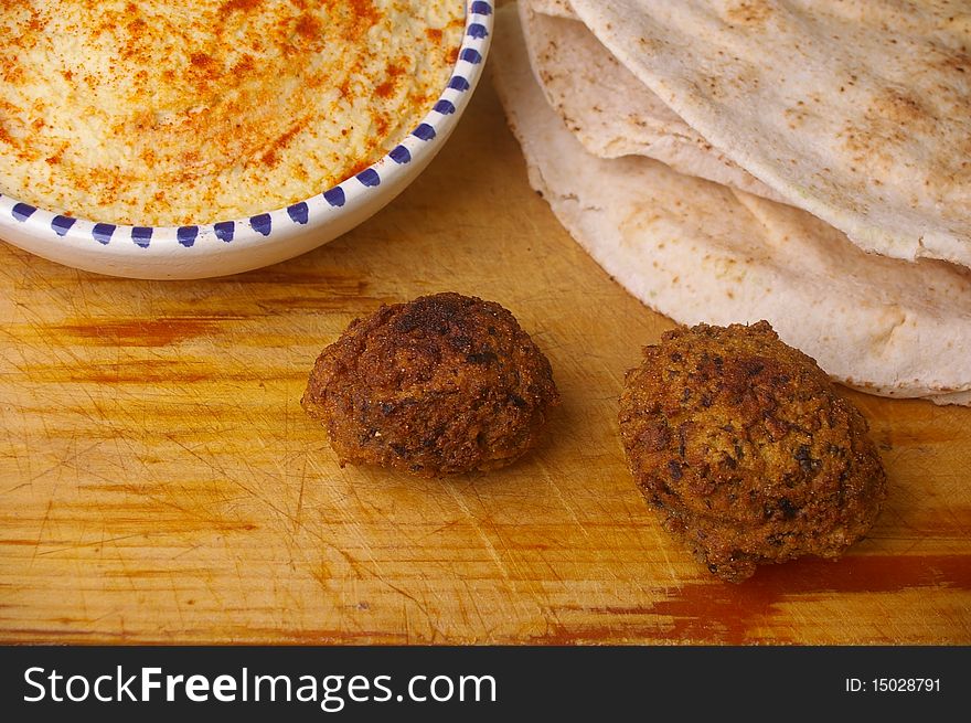 Hummus dip with falafel and pita bread