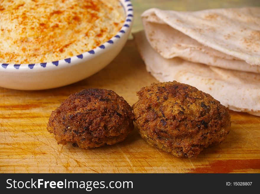 Hummus dip with falafel and pita bread