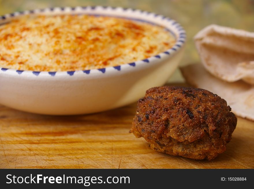 Hummus dip with falafel and pita bread