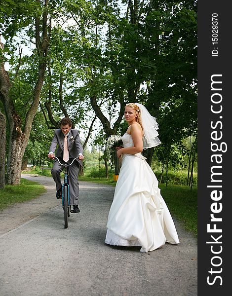 Photo session of the newlyweds walking in the park