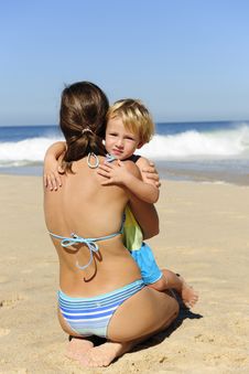 Happy Child Hugging Her Mother On The Beach Royalty Free Stock Images Happy Child Hugging Her Mother On The Beach Royalty Free Stock Images