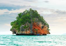 Free High Cliffs On The Tropical Island Stock Photography - 15032632