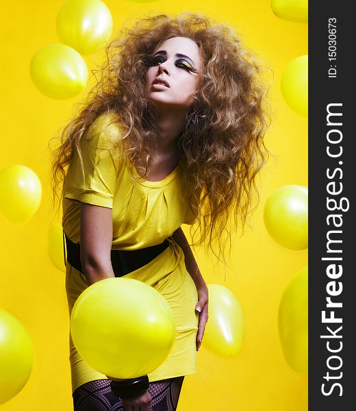 Shot with yellow balloons with the assistance of a hairdresser. Shot with yellow balloons with the assistance of a hairdresser.