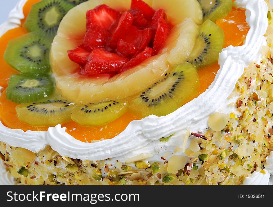 White cr�me Fruit Cake  decorated with kiwi ,pineapple,peach and strawberry