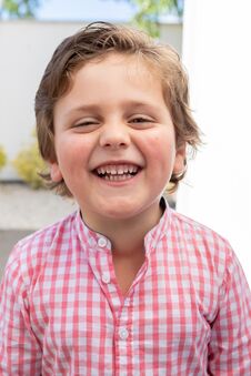 Free Happy Child With Pink Shirt In The Garden Stock Image - 150398721