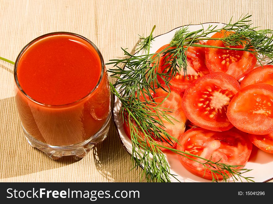 Dish with fresh vegetables, red tomatos and green Fennel v. Dish with fresh vegetables, red tomatos and green Fennel v