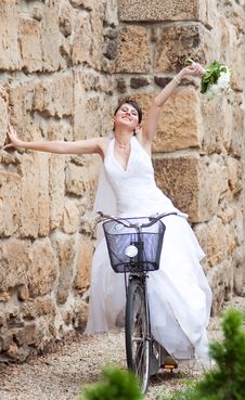 Happy Bride Riding A Bike Royalty Free Stock Photos Happy Bride Riding A Bike Royalty Free Stock Photos