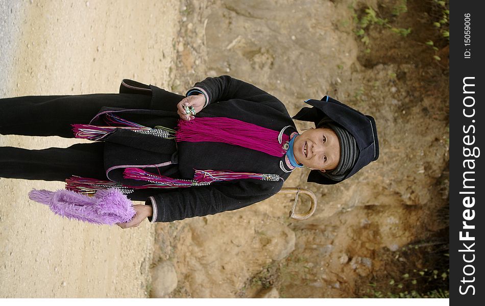 This woman is wearing the typical costume of the Dao ethnic black Tien. The trousers and black jacket. The burgundy jabot and cuff typical black cord wrapped surmounted by a truncated inverted pyramid, which is covered with a black cloth. Most women have retained the traditional dress while men are often dressed in modern clothes. This woman is wearing the typical costume of the Dao ethnic black Tien. The trousers and black jacket. The burgundy jabot and cuff typical black cord wrapped surmounted by a truncated inverted pyramid, which is covered with a black cloth. Most women have retained the traditional dress while men are often dressed in modern clothes.