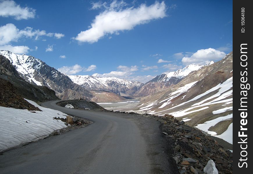 Travelling through Baralacha Pass on the way to Sarchu, 29km away. Travelling through Baralacha Pass on the way to Sarchu, 29km away.