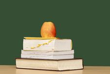 Stack Of Books Apple & Green Chalkboard Royalty Free Stock Images Stack Of Books Apple & Green Chalkboard Royalty Free Stock Images