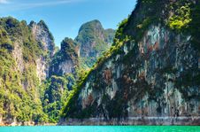 Free High Cliffs On The Tropical Island Royalty Free Stock Photo - 15071345