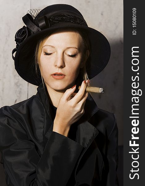 Modell shootig, girl smoking cigarre, retro style with studio light