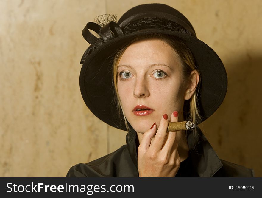 Modell shootig, girl smoking cigarre, retro style with studio light