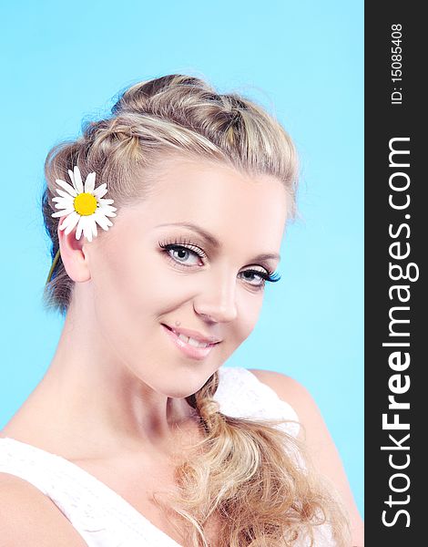 Close-up portrait of a fresh and beautiful woman with camomile.