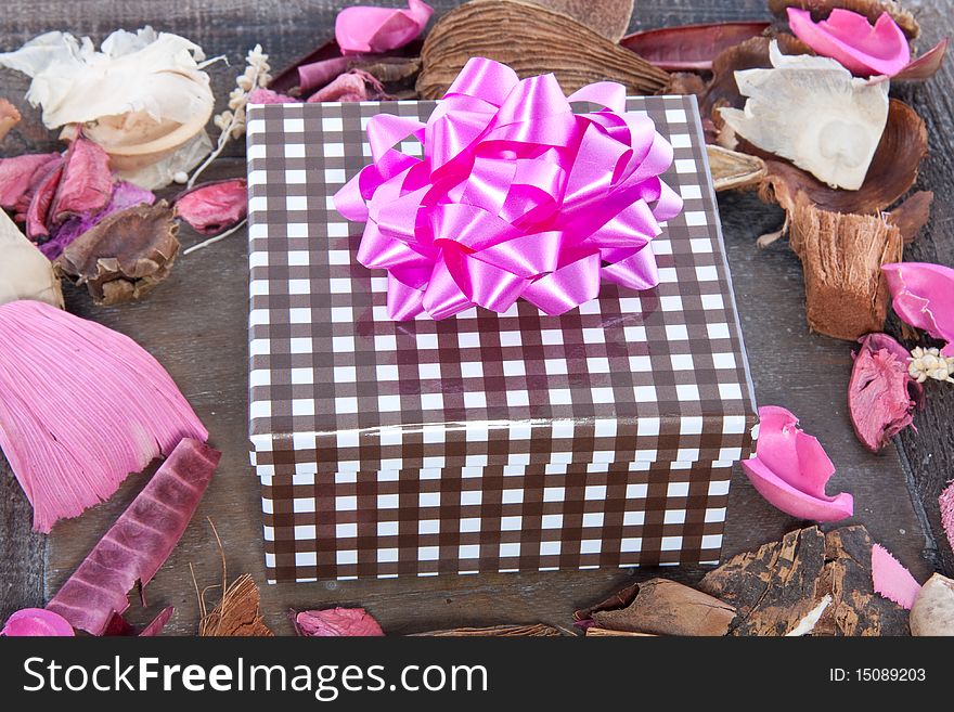 A colorful decorated plate with potpourri and a giftbox