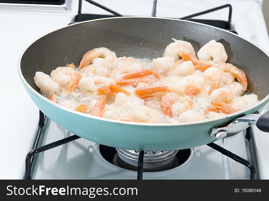 Shrimp fry in the oil on pan