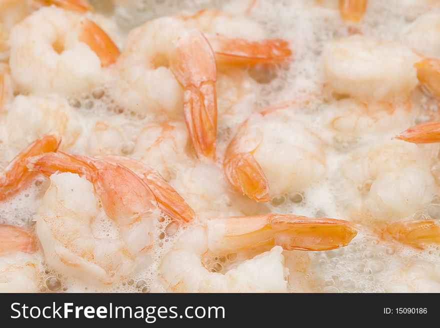 Shrimp fry in  the oil on pan