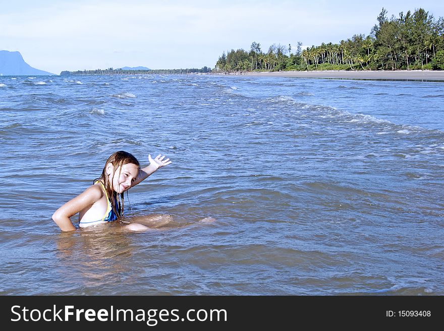 The girl learns to swimm in the sea.