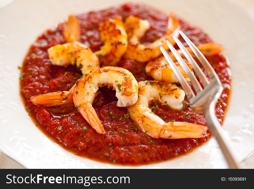 Plate of shrimp roasted with fried tomato