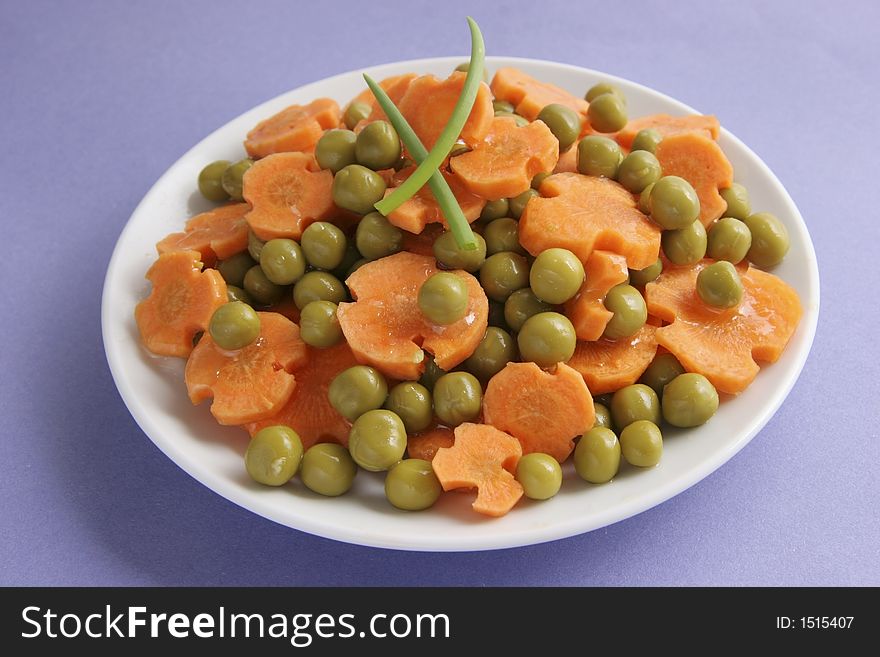 Cut carrots and green peas. Cut carrots and green peas.