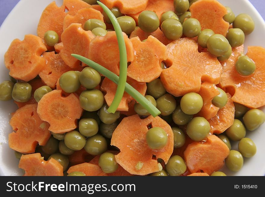 Cut carrots and green peas. Cut carrots and green peas.
