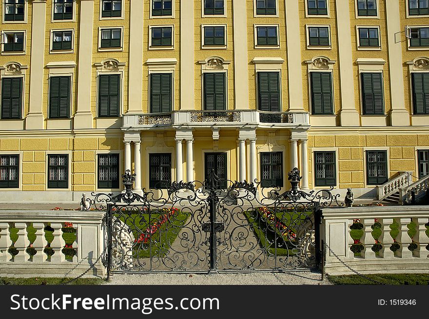 Schonbrun: Emperor's summer residence palace in Wien - main entrance. Schonbrun: Emperor's summer residence palace in Wien - main entrance