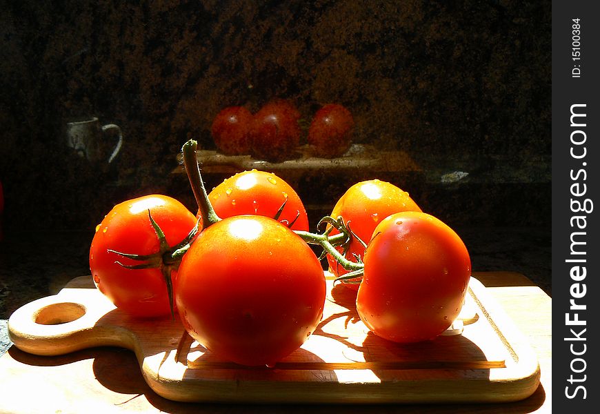 Tomatoes on the platter in the kitchen