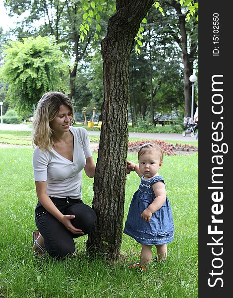 The girl with the mum near a tree