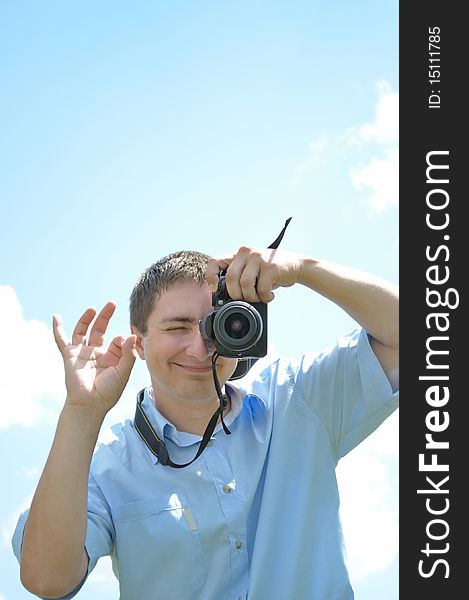 The young man photographed, showing a gesture