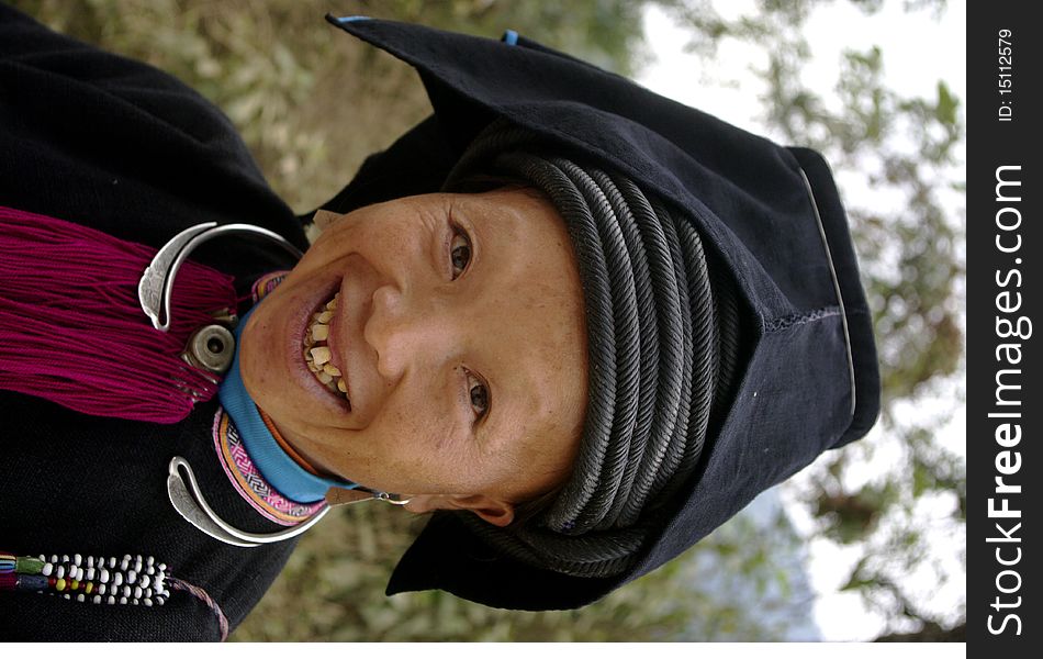 This woman is wearing the typical costume of the Dao ethnic black Tien. The trousers and black jacket. The burgundy jabot and cuff typical black cord wrapped surmounted by a truncated inverted pyramid, which is covered with a black cloth. Most women have retained the traditional dress while men are often dressed in modern clothes. This woman is wearing the typical costume of the Dao ethnic black Tien. The trousers and black jacket. The burgundy jabot and cuff typical black cord wrapped surmounted by a truncated inverted pyramid, which is covered with a black cloth. Most women have retained the traditional dress while men are often dressed in modern clothes.