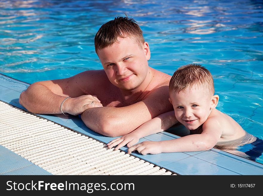 Daddy and the son have leant the elbows aboard pool. Daddy and the son have leant the elbows aboard pool