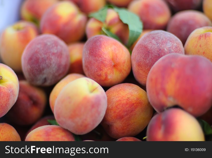 Image of a pile of peaches.