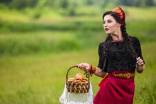 Free Fashion Portrait Of Sensual Brunette In Russian Kokoshnik With Basket Of Bread Rings. Posing In Nature Field Outdoors Royalty Free Stock Images - 151364139