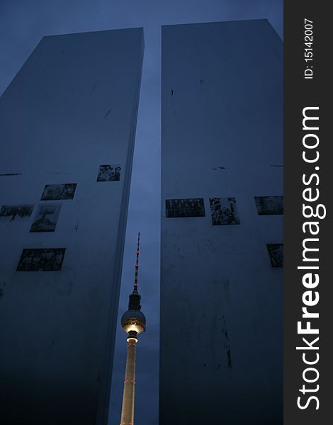 The Fernsehturm TV tower in Berlin at night with a war memorial in the foreground