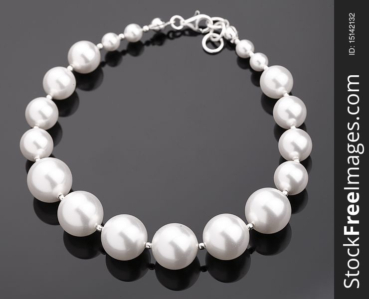 bracelet made from z white pearls