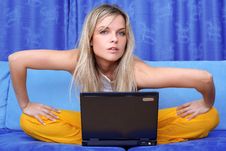 Woman Working With PC Royalty Free Stock Images Woman Working With PC Royalty Free Stock Images