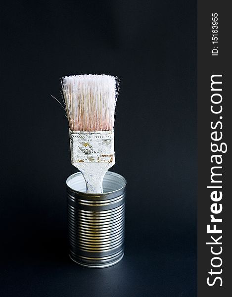 Used white brush with rose tint standing in silver metal tin. Used white brush with rose tint standing in silver metal tin