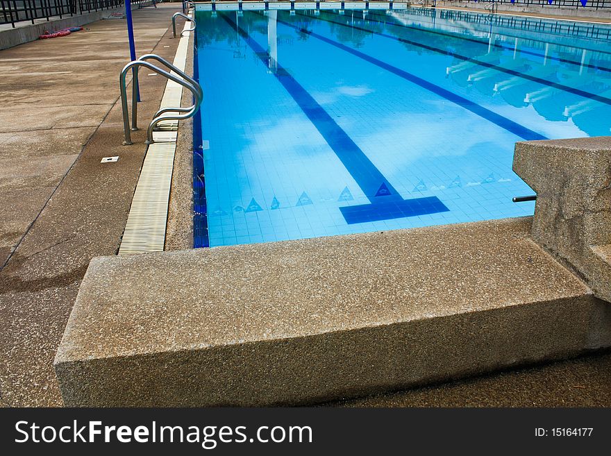 Swimming pool for competition stadium