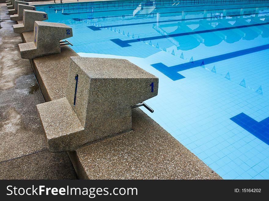 Swimming pool for competition stadium