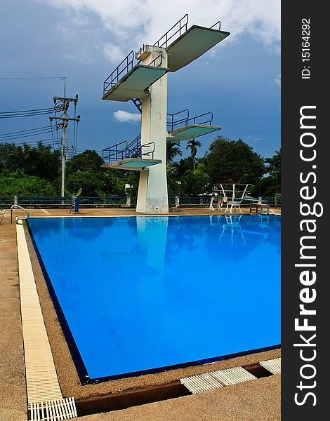Jumping swimming pool for competition stadium