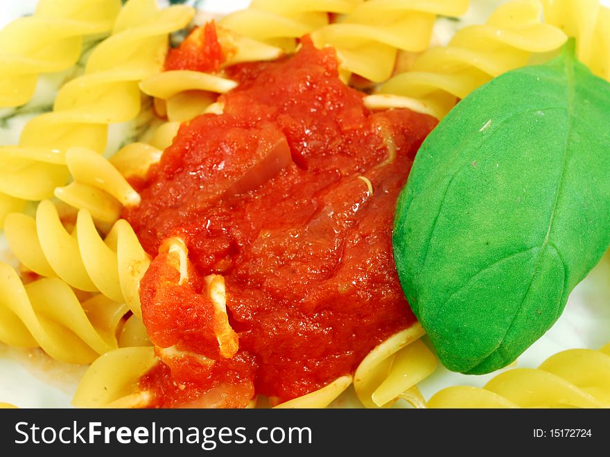 Helical Fusilli with tomato sauce and basil