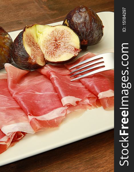 Fresh fig with ham