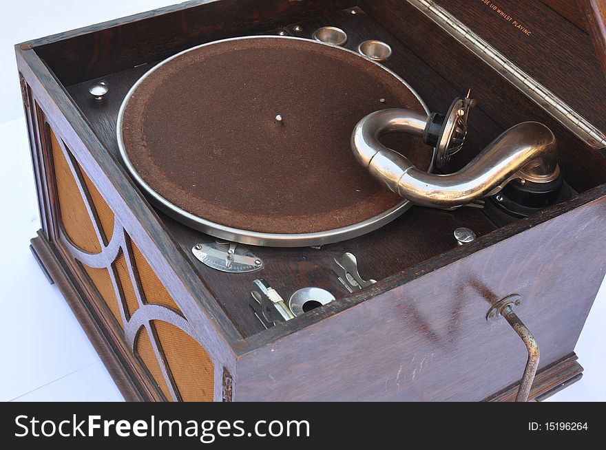 This is an old wind up gramophone in an oak box. The gramophone has a lid that can close a single volume speaker in the front cover with material and chrome finishes on the inside. This is an old wind up gramophone in an oak box. The gramophone has a lid that can close a single volume speaker in the front cover with material and chrome finishes on the inside.