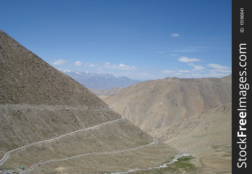 Road Leading to the Changla Pass. Road Leading to the Changla Pass