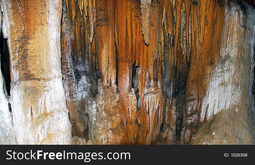 Columns and  flowstone inside a cavern in northern florida. Columns and  flowstone inside a cavern in northern florida.