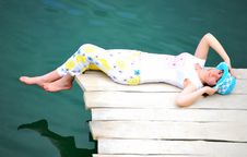 YOUNG GIRL BY LAKE Royalty Free Stock Photography YOUNG GIRL BY LAKE Royalty Free Stock Photography