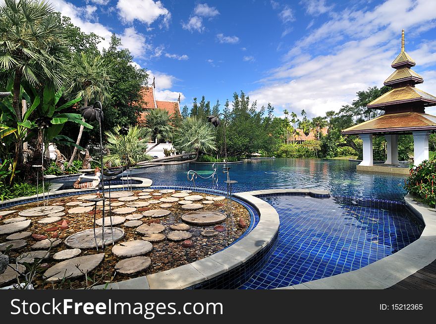 Northern Thai styles hotel mixes from the old and modern fashion including swimming pool.