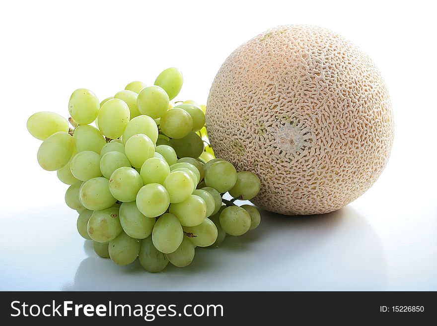 Melon and grapes, fruit for an easy dessert.